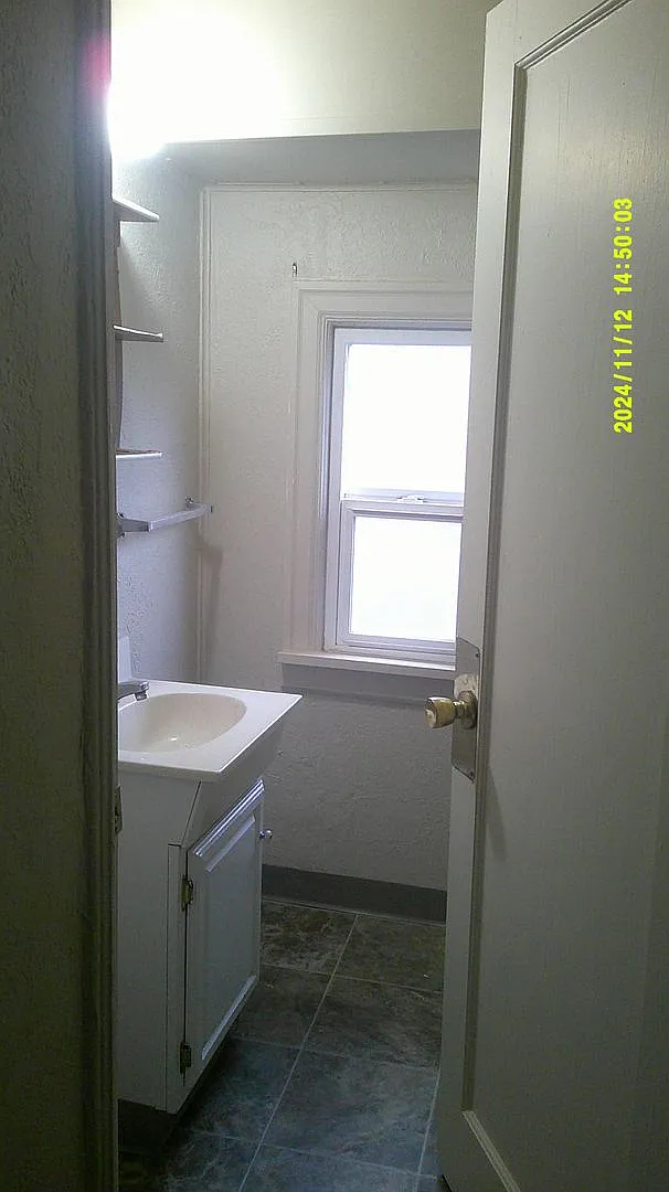 186-05 - 2056 NW Van Buren — Photo 2