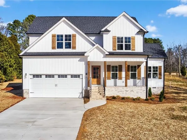 303 Country Club Dr, Stoneville, NC 27048