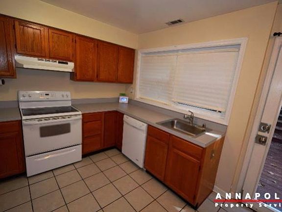 3rd image of 15 Janwall Ct