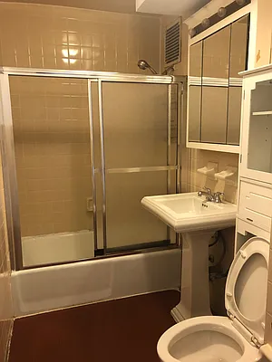 Rented by Universal Realty Group | media 4