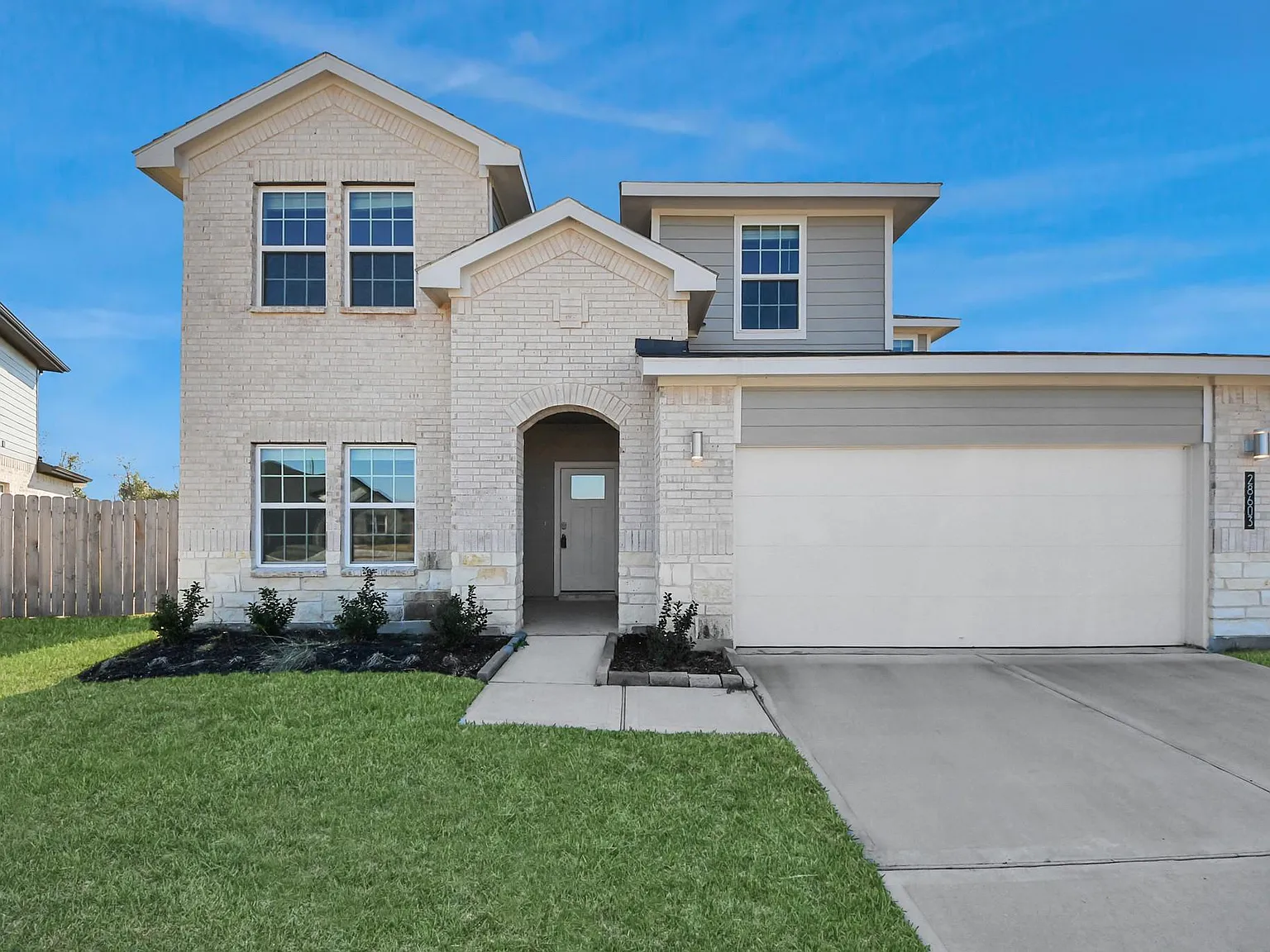 4 bed, 2.5 bath, 2431 sqft, $2,800 — Photo 1