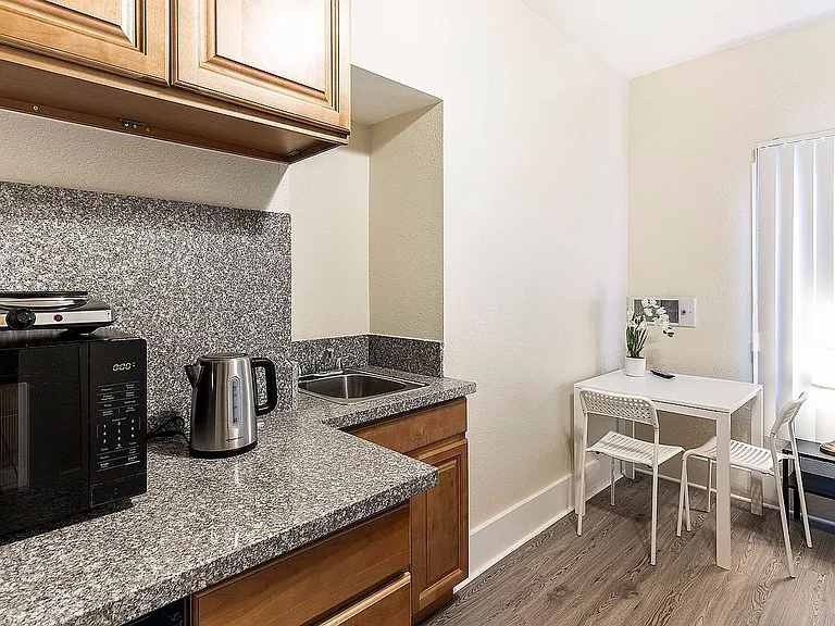 Portside Studio Apartments — Photo 36
