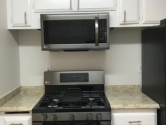 5th image of 535 Greenbrier Dr APT 17