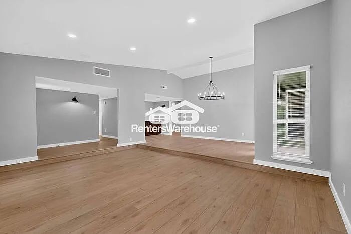 1207 Creekwood Ct — Photo 9