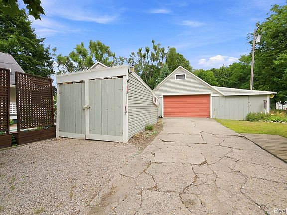 5th image of 79 Dennison St