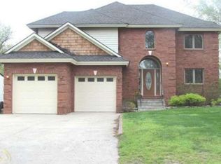 2262 Hampton Rd, White Lake, MI 48386