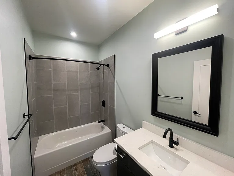 60 Cross St E #220 — Photo 8