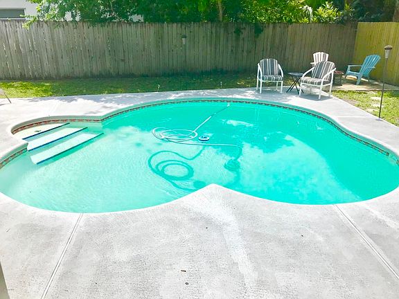 5th image of 2621 Applewood Dr