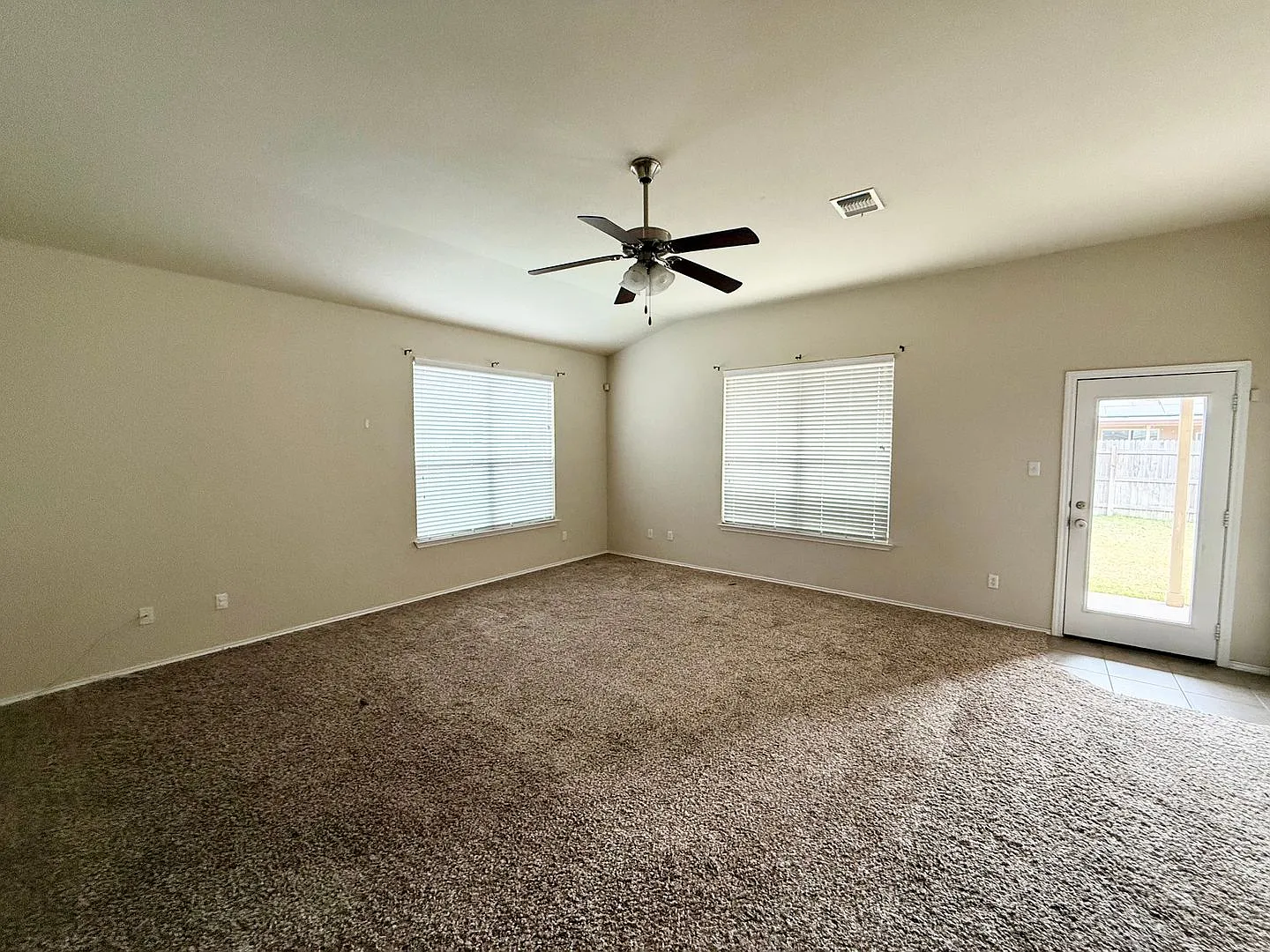 Spacious 4-Bedroom Home on Quiet Cul-de-Sac — Photo 4