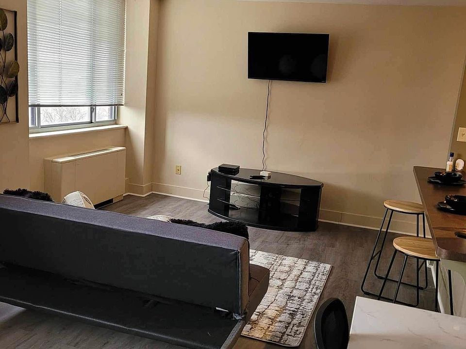 1st image of 600 E 8th St #4