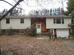 66 Grantwood Dr, Amherst, MA 01002