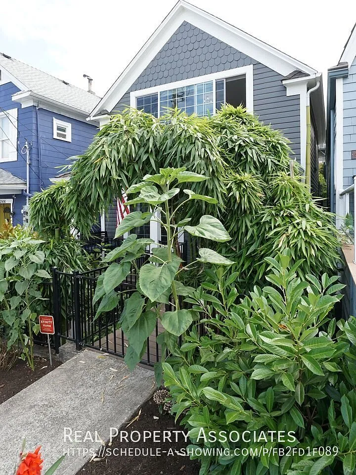 Gorgeous 2 bedroom house with water views, large bonus room, and a beautiful outdoor patio! — Photo 3