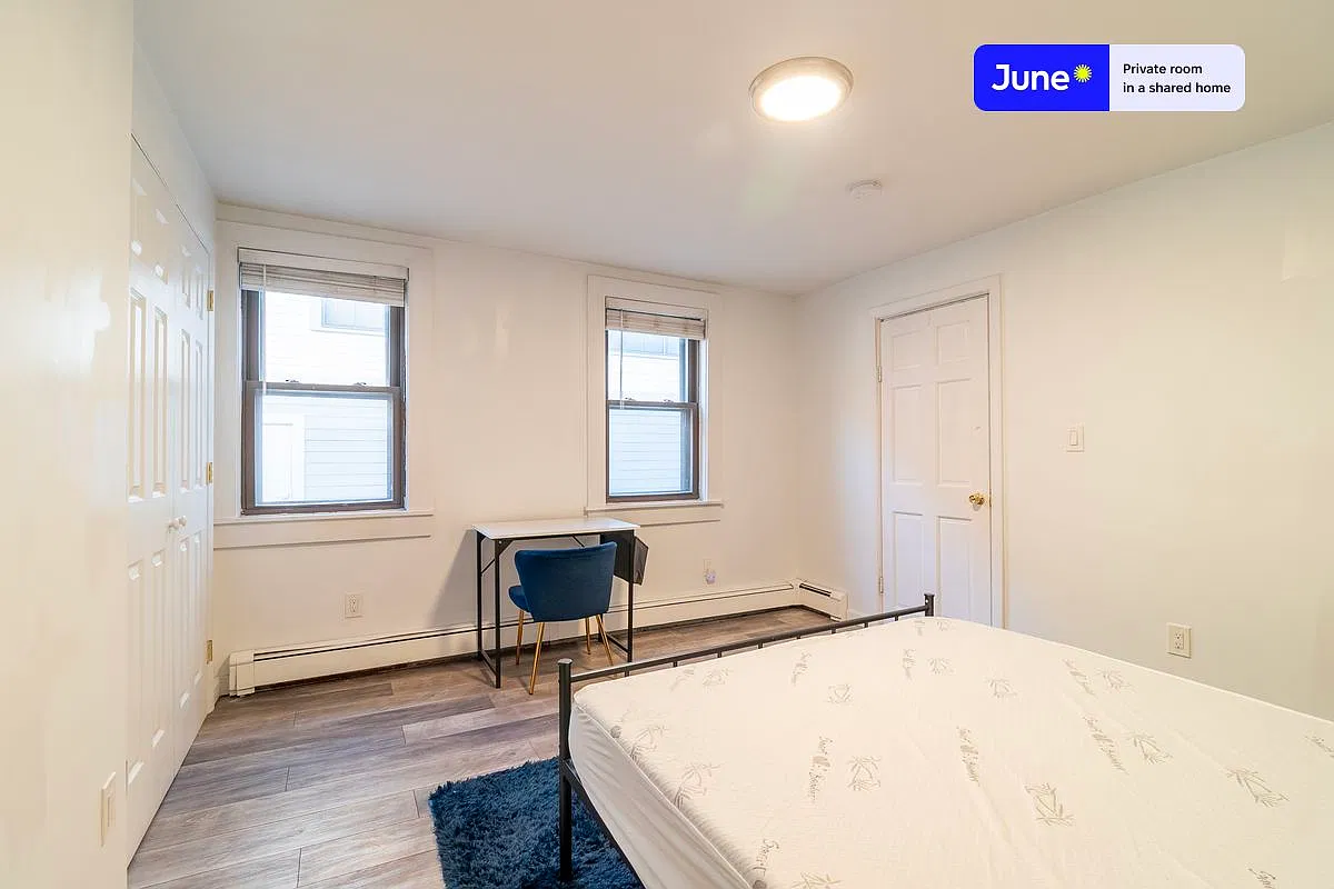 Queen bedroom in 5 bed/2 bath home in South Boston #1752 D — Photo 3