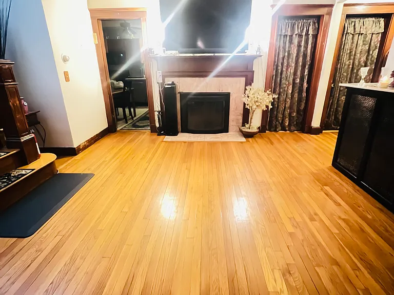 Entry/Living Room