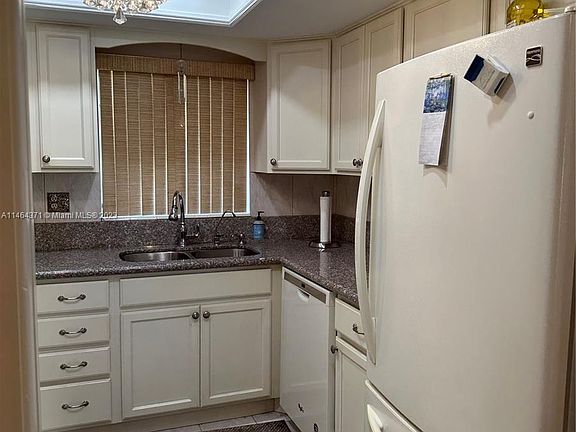 4th image of 2986 Crosley Dr E APT A