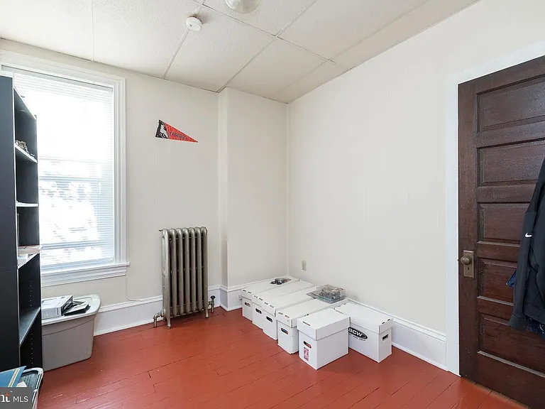 901 Queen St #2 — Photo 6