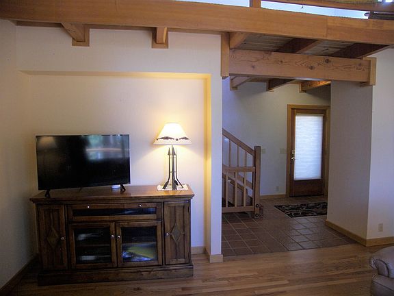 Living area, entry level floor