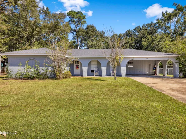 1222 Londonderry Ln, Ocean Springs, MS 39564