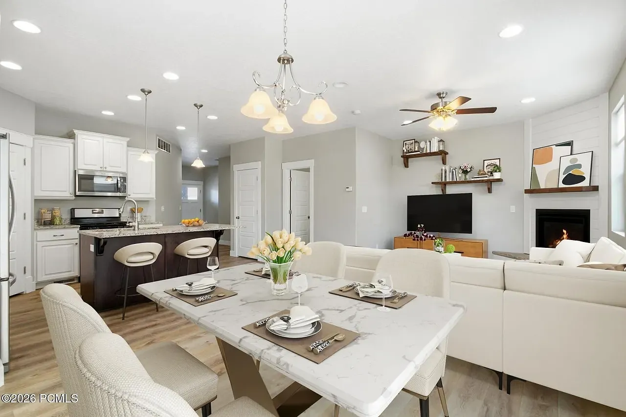 3 bed, 2.5 bath, 1700 sqft, $2,600 — Photo 4