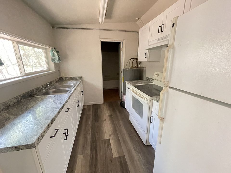 1st image of 3561 Parkway #B