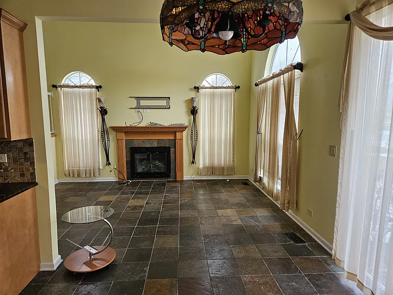 615 Woodhaven Dr — Photo 3