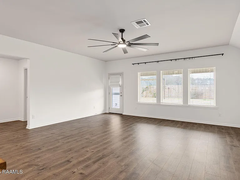 619 Griffiths Ct — Photo 3