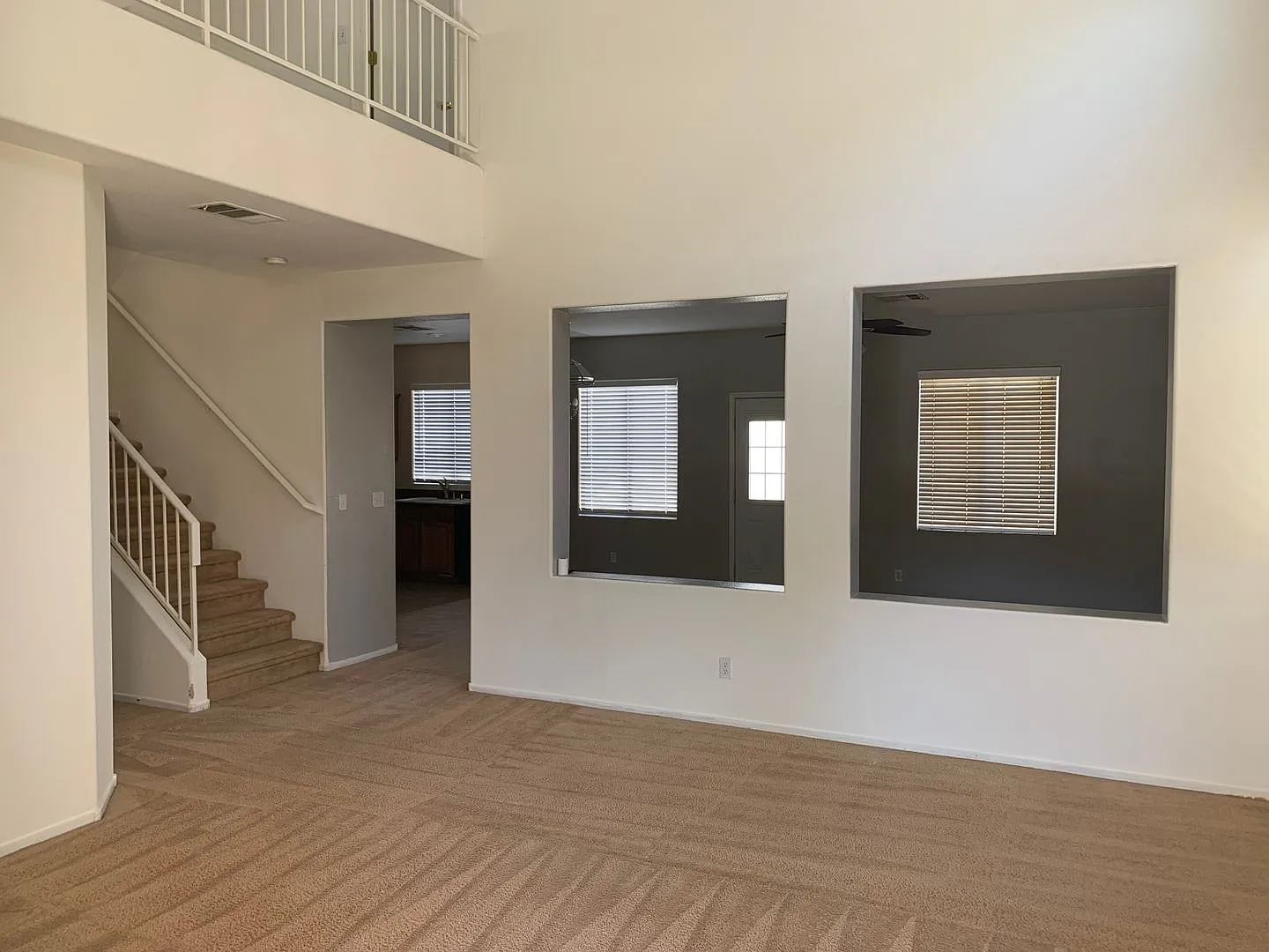 Spacious 3 bedroom home with huge loft in gated Lone Mountain community. — Photo 2