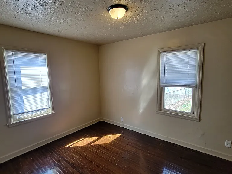 1702 Winfield Ave — Photo 6