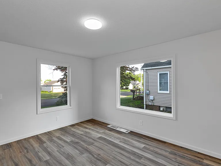 2635 Ellis Ave NE — Photo 5