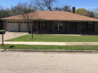 113 Lakeway Dr, Benbrook, TX 76126