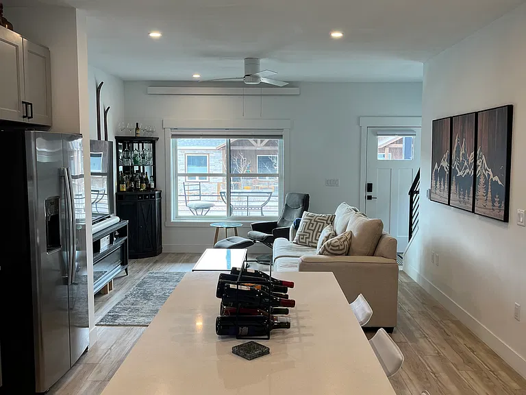 10604 Willow Ave — Photo 2