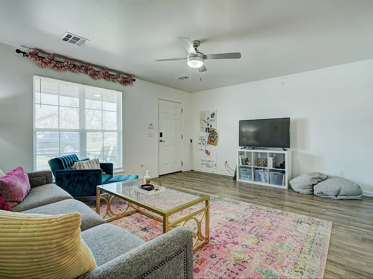 1520 N Market Ave — Photo 7