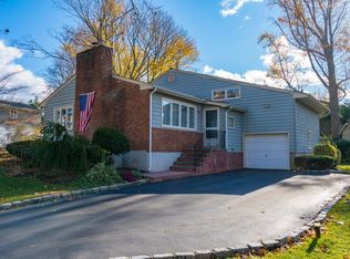 19 Radcliff Dr, Huntington, NY 11743