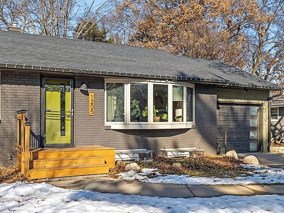 5th image of 1205 Laurie Rd W