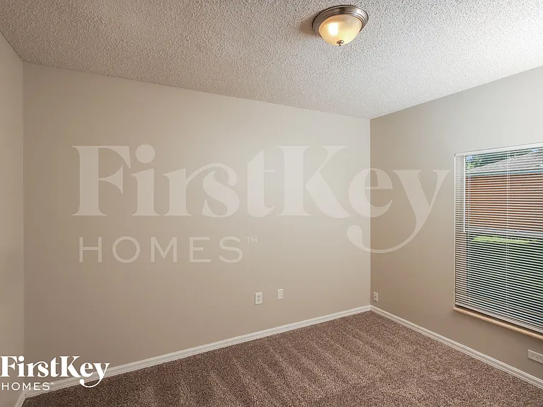 1155 Schumann Dr — Photo 10