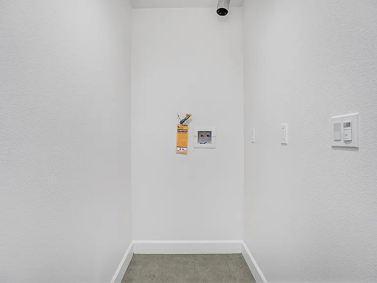 15395 Lotus Cir — Photo 32