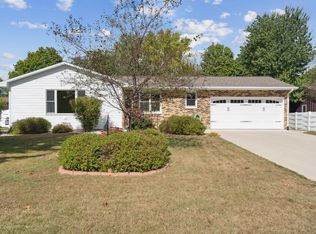 122 10th Ave SW, Dyersville, IA 52040