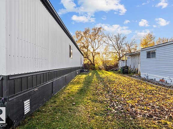 3rd image of 7 Keyhole Cres NW