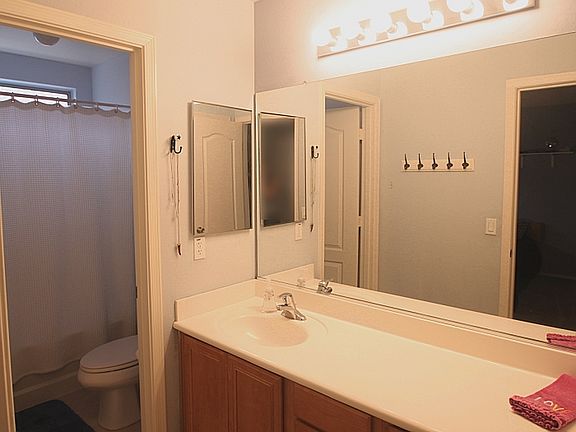 5th image of 603 S 167th Dr