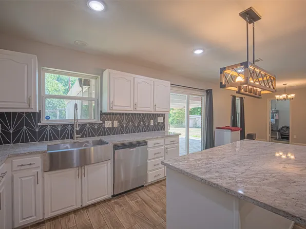 611 S Dallas St, Palmer, TX 75152