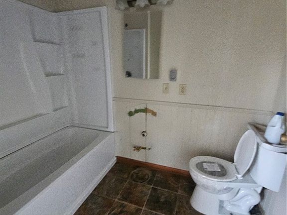 4th image of 3213 Jackson Ave