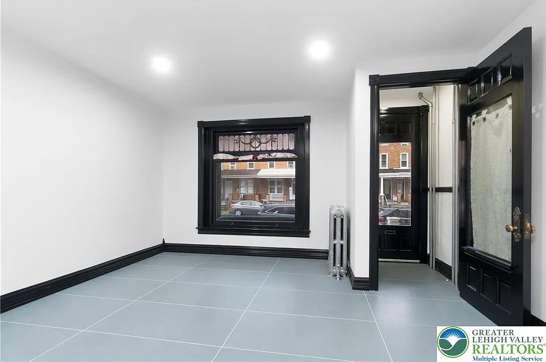 5 bed, 1.5 bath, 2139 sqft, $2,500 — Photo 3