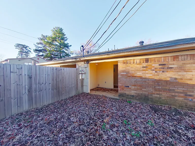 805 W 38th St — Photo 13