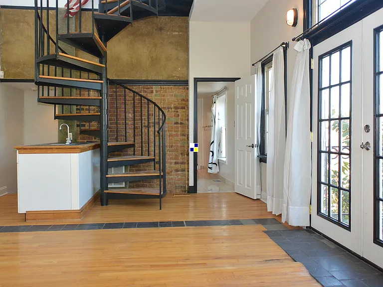 319 E Cross St — Photo 17
