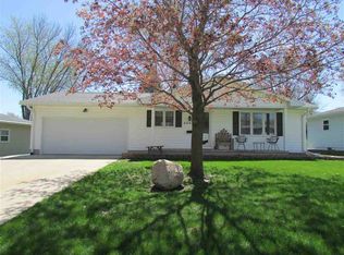 206 Valley Dr, La Porte City, IA