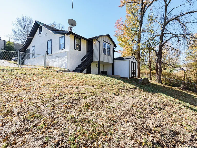 257 Gordon Pl — Photo 32