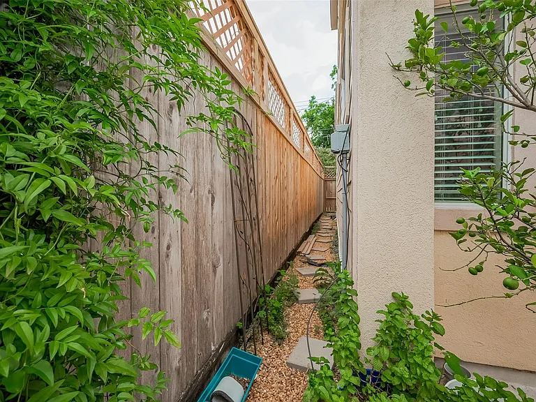 1419 Thompson St — Photo 48