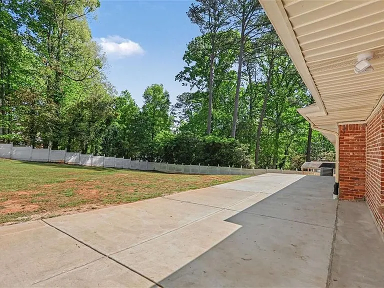 3582 Cloudland Dr — Photo 5