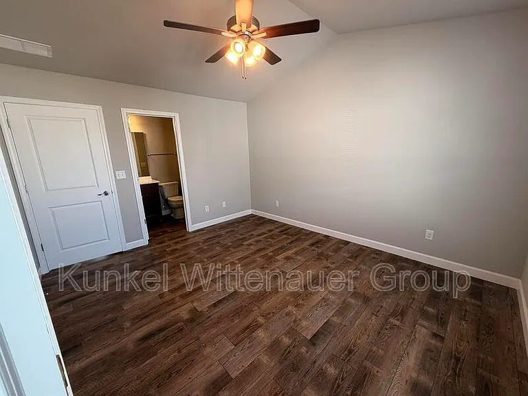 8401 Allied Way — Photo 11