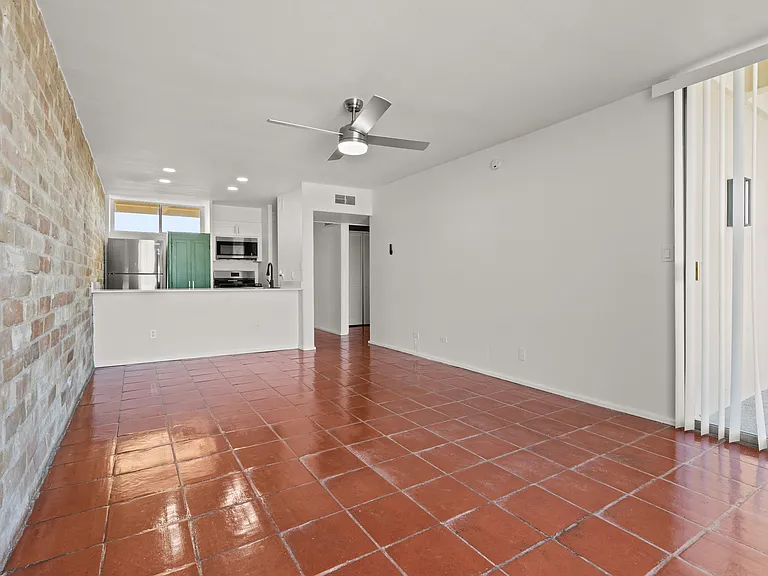 Four Oaks Apartments — Photo 19
